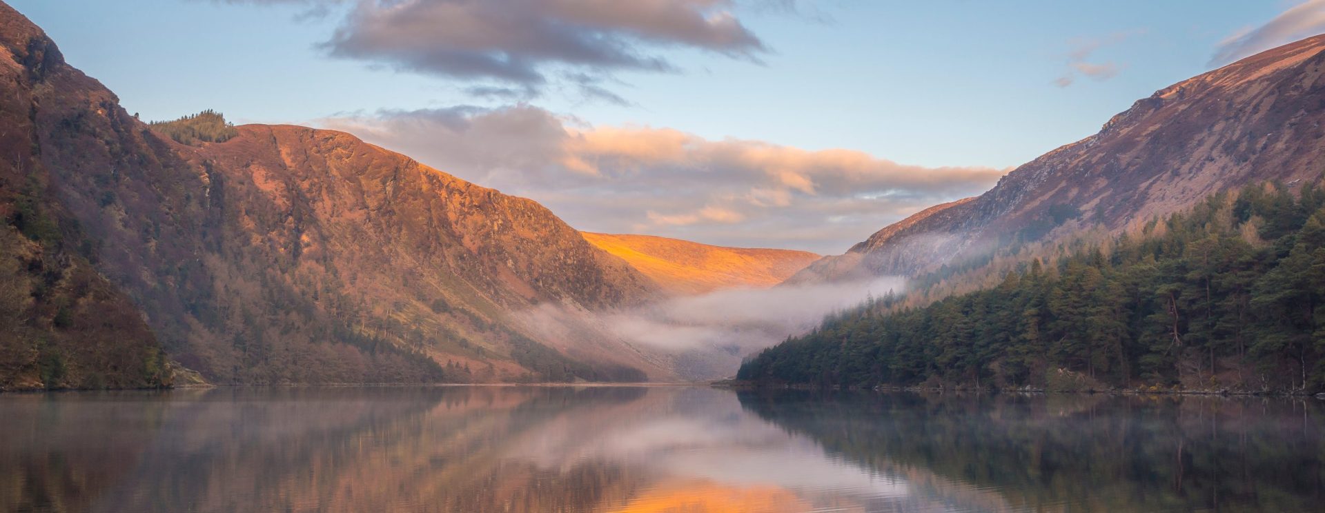 Lac avec montagne et forêt se refletant dedans