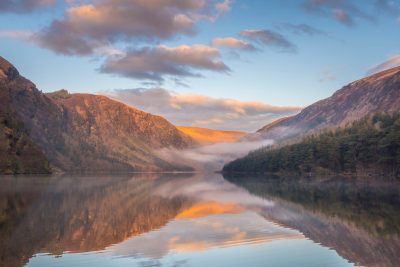 Lac avec montagne et forêt se refletant dedans - Agrandir l'image 1 sur 3, fenêtre modale